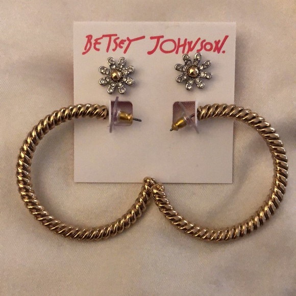 Betsey Johnson Some Bunnys Baby Daisy Studs & Gold Tone Hoop Earring Set NWT - Picture 2 of 12